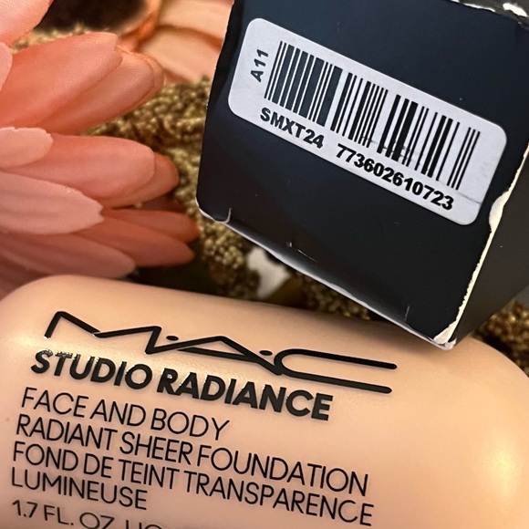 MAC Studio Radiance Face & Body Foundation W3 - Picture 11 of 12